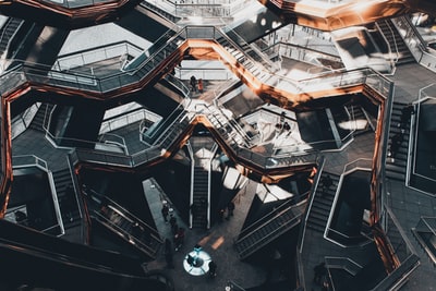 棕色和黑色建筑内部
